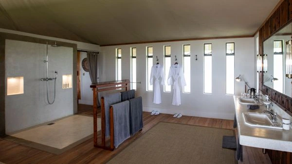 elewana-loisaba-lodo-springs-accommodation-spacious-luxury-tents-bathroom101B8C7C-50D3-1786-7FFD-38203BCE65C1.jpg